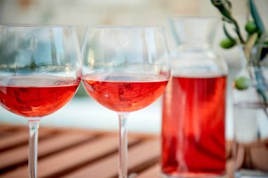 pasta üzerinde mavi suya karşı zeytin ile gül şarabı iki bardak