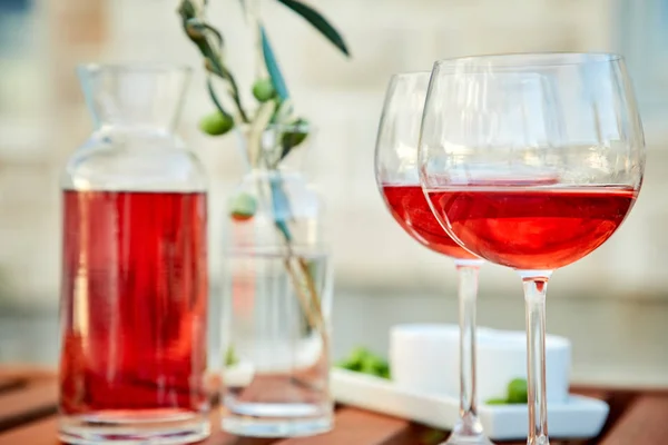 Dos Vasos Vino Rosas Con Aceitunas Contra Agua Azul Sobre — Foto de Stock