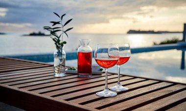 pasta üzerinde mavi suya karşı zeytin ile gül şarabı iki bardak