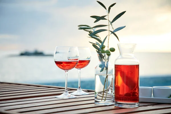 Två Glas Rosen Vin Med Oliver Mot Blått Vatten Paj — Stockfoto