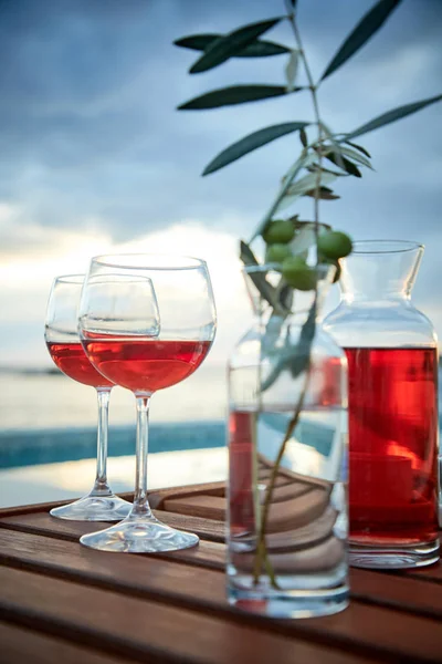 Två Glas Rosen Vin Med Oliver Mot Blått Vatten Paj — Stockfoto