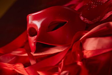 karnaval kırmızı maske koyu arka plan üzerinde tatil için 