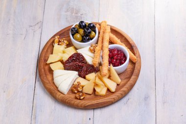 ahşap tepsiüzerinde zeytin ile peynir tabağı