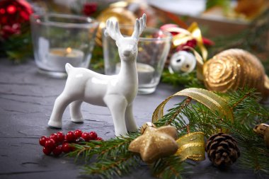 Geyik ve renkli topları ile Noel dekorasyon 