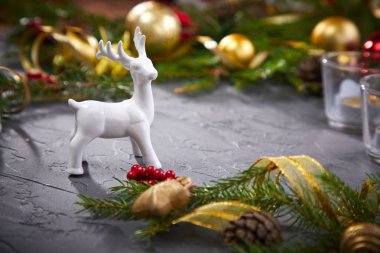 Geyik ve renkli topları ile Noel dekorasyon 