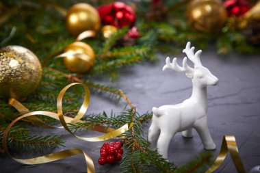 Geyik ve renkli topları ile Noel dekorasyon 