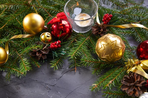 Weihnachtsdekoration Mit Goldenen Und Roten Kugeln Auf Grauem Hintergrund — Stockfoto