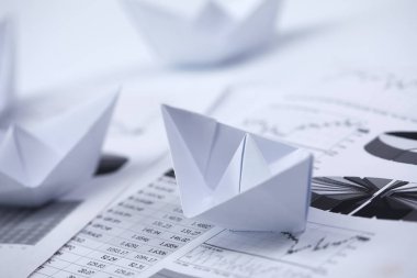 Belgeler üzerine kağıt tekneler, iş kavramı 