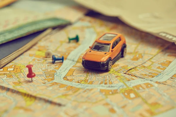 Pequeno Carro Brinquedo Mapa Conceito Viagem — Fotografia de Stock