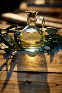 Zeytinyağı ve yeşil zeytinli sürahi.