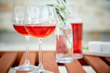 İki bardak zeytinli gül şarabı.