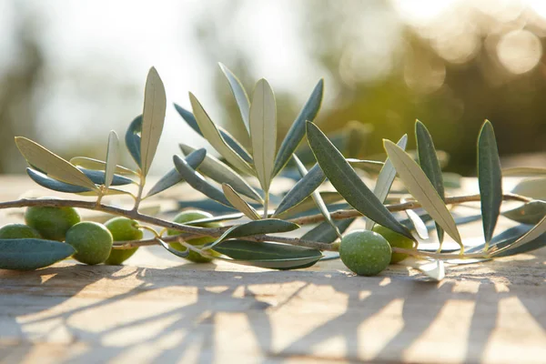 Aceitunas Verdes Con Hojas Sobre Fondo Madera — Foto de Stock