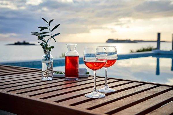 Due Bicchieri Vino Rosato Con Olive Contro Acqua Blu Sul — Foto Stock