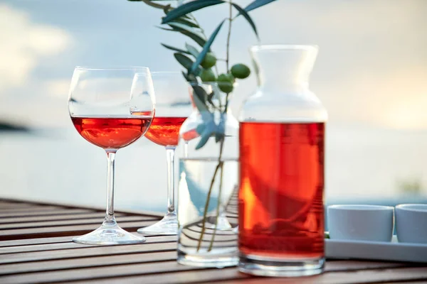 Dos Copas Vino Rosas Con Aceitunas Contra Agua Azul Muelle —  Fotos de Stock