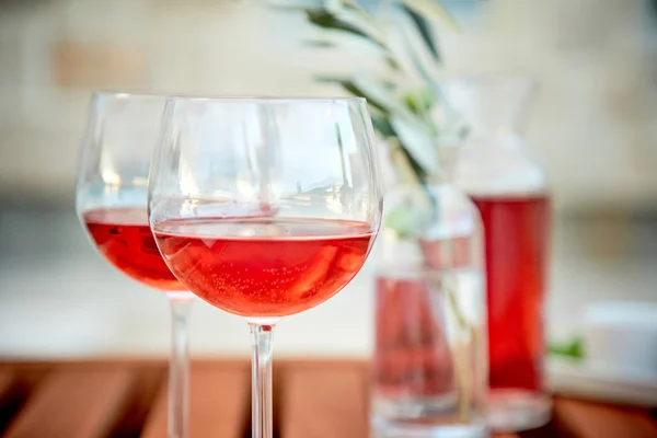 Dos Copas Vino Rosa Con Aceitunas Sobre Mesa Madera —  Fotos de Stock