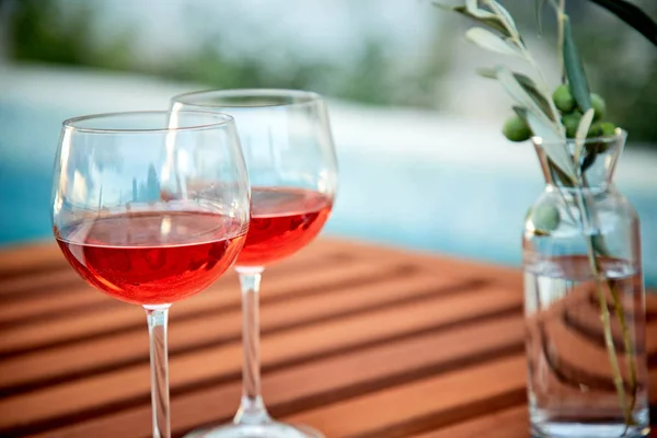 Dois Copos Vinho Rosa Com Azeitonas Contra Água Azul Cais — Fotografia de Stock