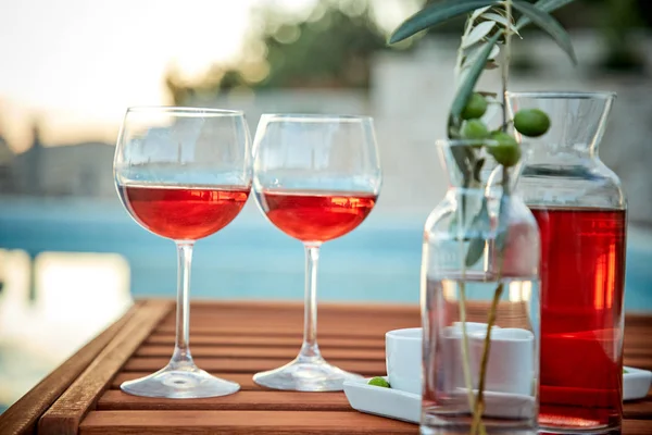 Två Glas Rosévin Med Oliver Mot Blått Vatten Piren — Stockfoto
