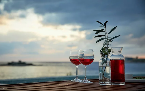 Due Bicchieri Vino Rosato Con Olive Contro Acqua Blu Sul — Foto Stock