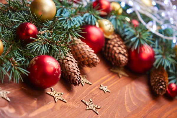 Weihnachtskranz Mit Roten Und Goldenen Kugeln Auf Holzgrund Nahaufnahme — Stockfoto