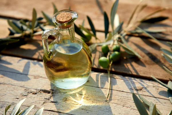 Jug Olive Oil Green Olives Wooden Background — Stock Photo, Image