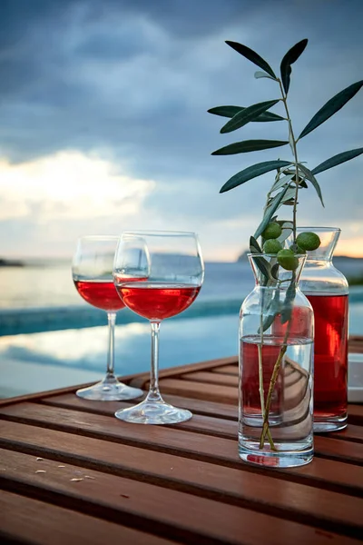 Due Bicchieri Vino Rosato Con Olive Contro Acqua Blu Sul — Foto Stock