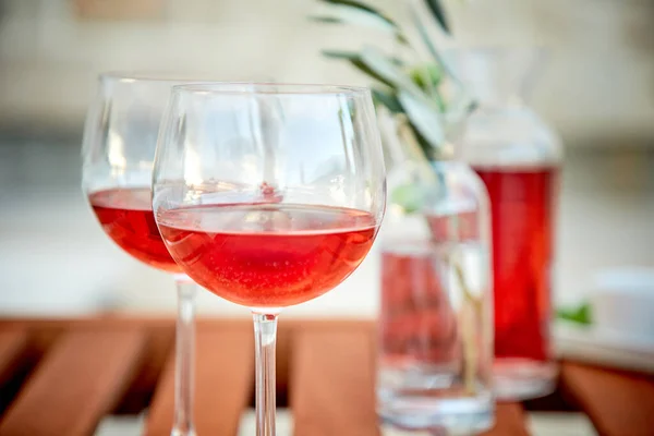 Twee Glazen Rozenwijn Met Olijven Houten Tafel — Stockfoto