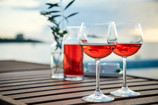 Dois Copos Vinho Rosa Com Azeitonas Contra Água Azul Cais — Fotografia de Stock