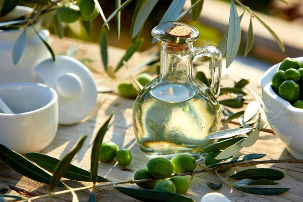 Глечик Оливковою Олією Зеленими Оливками Столі — стокове фото