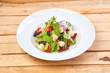 Vejetaryen salata kurutulmuş domates ve beyaz tabakta kruton yakın çekim 