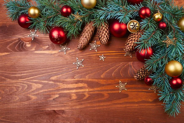 Ahşap Arka Plan Üzerinde Kırmızı Altın Topları Ile Noel Çelenk — Stok fotoğraf
