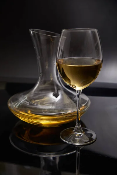 Glas Voll Wein Und Weinkaraffe Auf Dunklem Hintergrund Nahaufnahme — Stockfoto