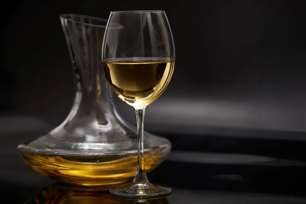 暗い背景にワインとワインデカンタの完全なガラス 近いビュー — ストック写真