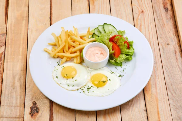 Salat Und Pommes Und Spiegeleier Auf Weißem Teller Frühstück Café — Stockfoto