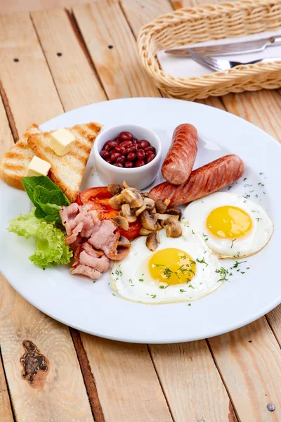Desayuno Con Salchichas Huevos Fritos Plato Blanco Primer Plano —  Fotos de Stock