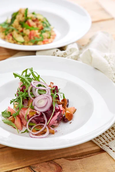 Salada Vegetariana Com Beterraba Mel Agárico Cebola Vermelha Prato Branco — Fotografia de Stock