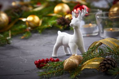 Gri arka planda geyikli Noel süslemesi, yakın görüş