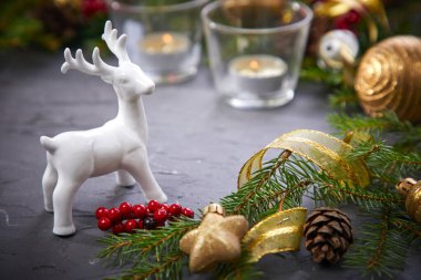Gri arka planda geyikli Noel süslemesi, yakın görüş