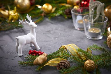 Gri arka planda geyikli Noel süslemesi, yakın görüş