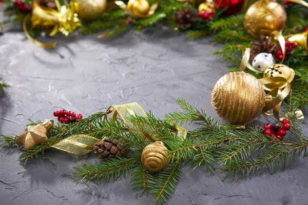 Juldekoration Med Gyllene Bollar Grå Bakgrund — Stockfoto