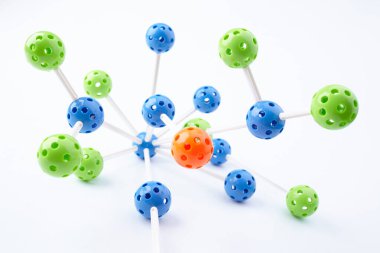 Beyaz arkaplanda izole edilmiş moleküler yapının parlak figürü, yakın plan 