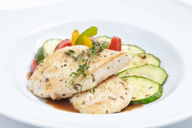 Balık beyaz tabakta sebze ile yakın çekim 