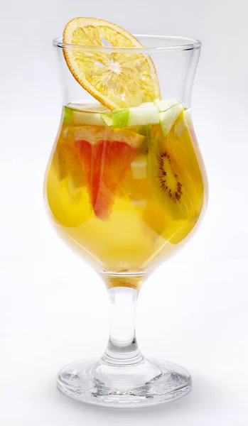 Bebida Caliente Sabrosa Invierno Con Frutas Aisladas Sobre Fondo Blanco — Foto de Stock
