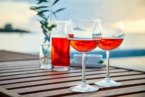 Två Glas Rosévin Med Oliver Mot Blått Vatten Piren — Stockfoto