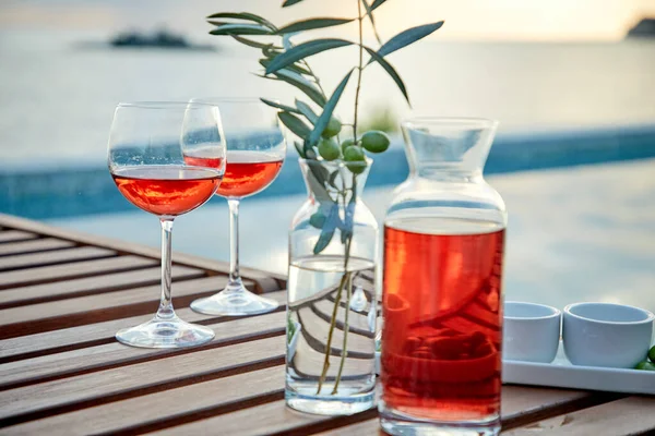 Due Bicchieri Vino Rosato Con Olive Contro Acqua Blu Sul — Foto Stock