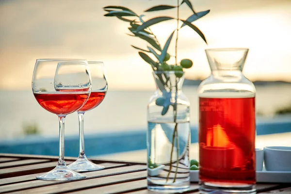 Dos Copas Vino Rosas Con Aceitunas Contra Agua Azul Muelle —  Fotos de Stock