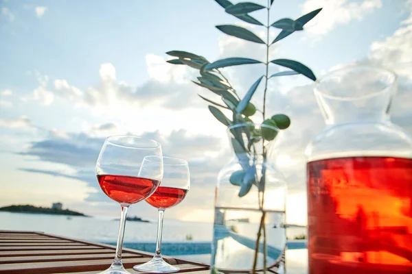 Dos Copas Vino Rosas Con Aceitunas Contra Agua Azul Muelle —  Fotos de Stock