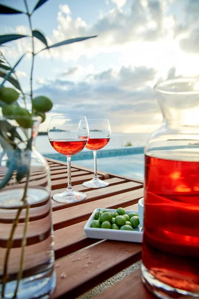 Två Glas Rosévin Med Oliver Mot Blått Vatten Piren — Stockfoto