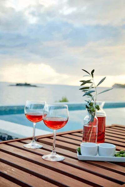 Två Glas Rosévin Med Oliver Mot Blått Vatten Piren — Stockfoto