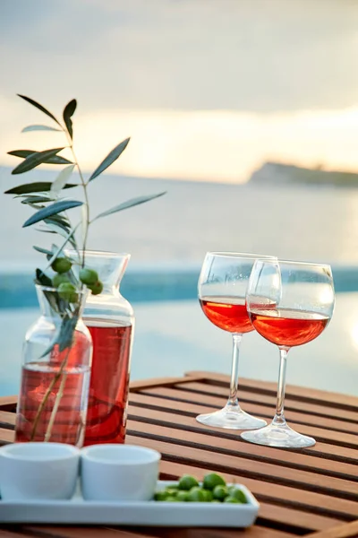Due Bicchieri Vino Rosato Con Olive Contro Acqua Blu Sul — Foto Stock