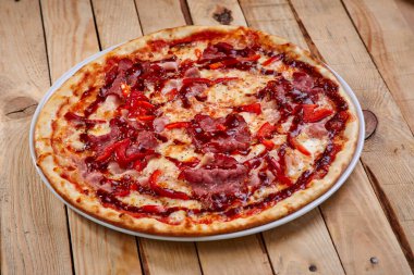 Pastırmalı sıcak pizza ve mozzarella soslu salam.